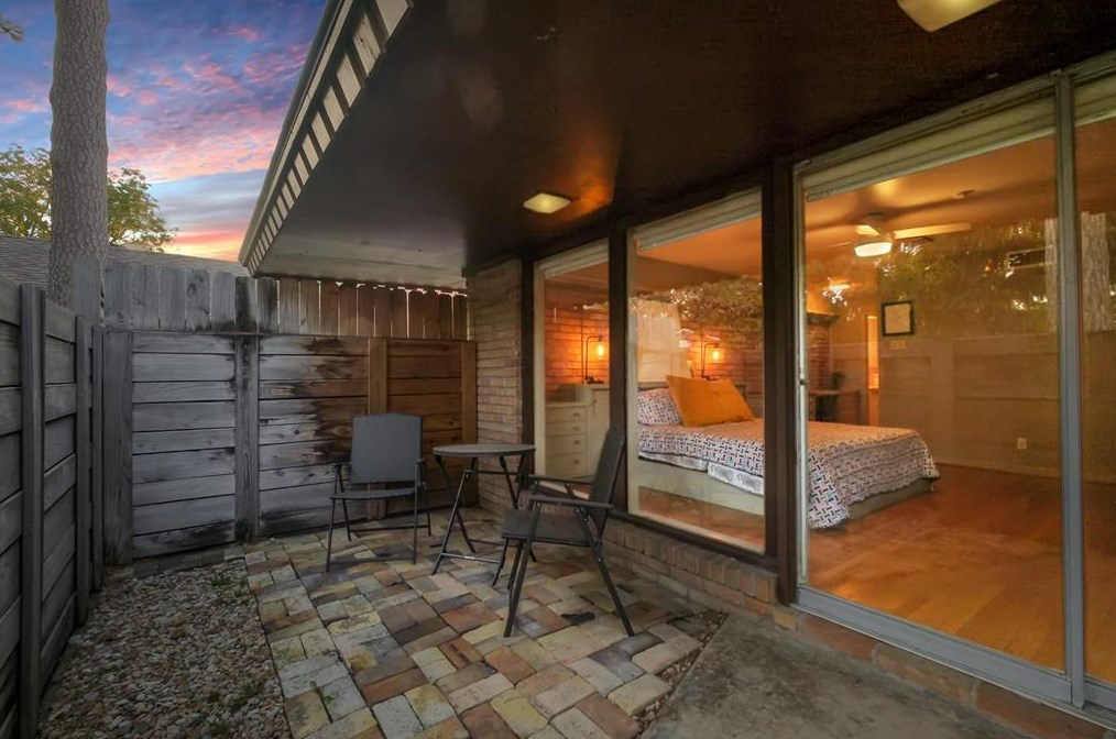 2103 De Milo Dr, Houston TX  77018-1706 exterior