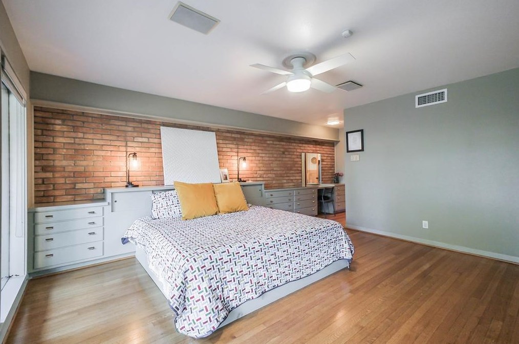 2103 De Milo Dr, Houston TX  77092-4149 exterior