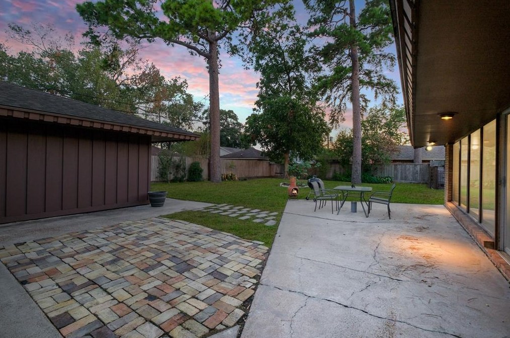 2103 De Milo Dr, Houston TX  77092-4149 exterior