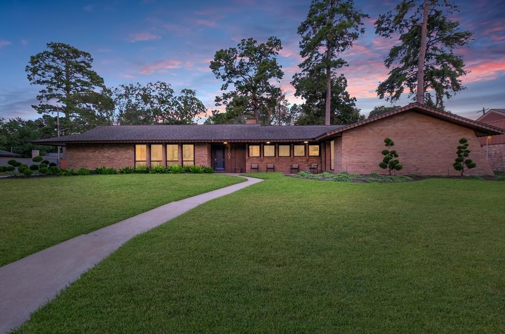 2103 De Milo Dr, Houston TX  77092-4149 exterior