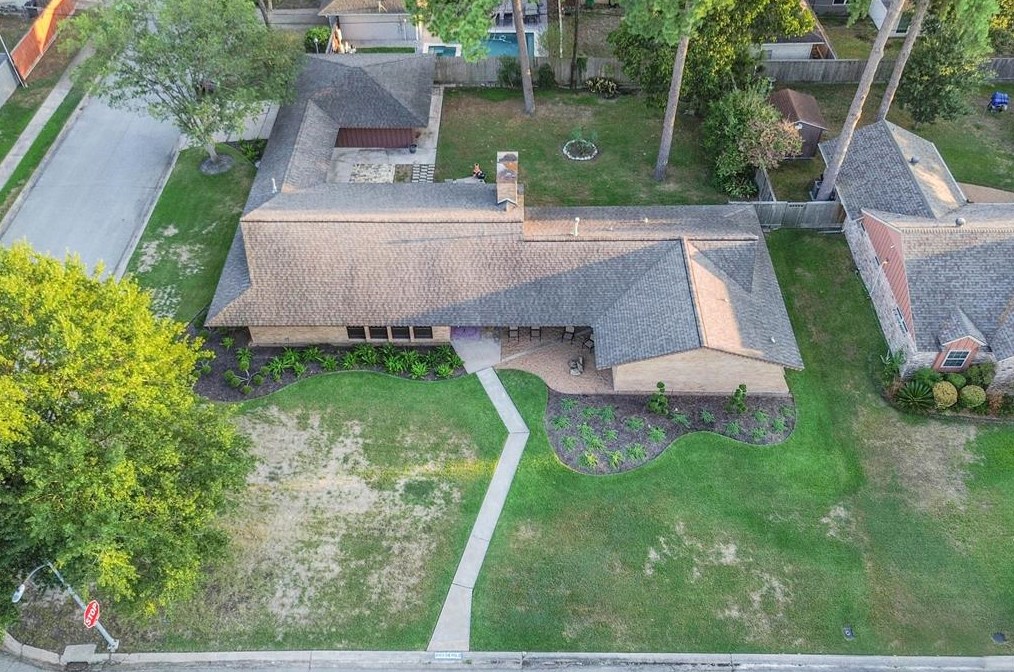 2103 De Milo Dr, Houston TX  77092-4149 exterior