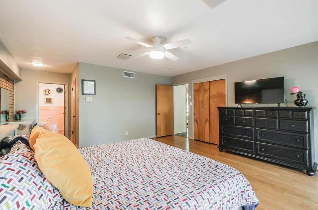 2103 De Milo Dr, Houston TX  77092-4149 exterior