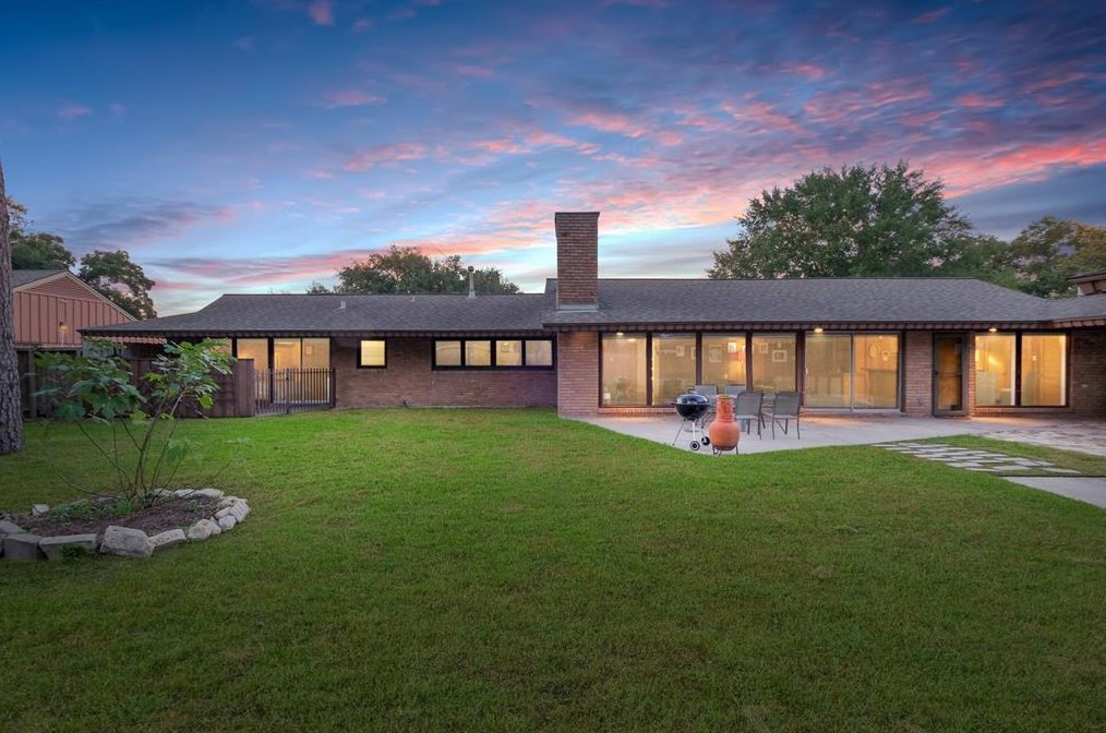 2103 De Milo Dr, Houston TX  77092-4149 exterior