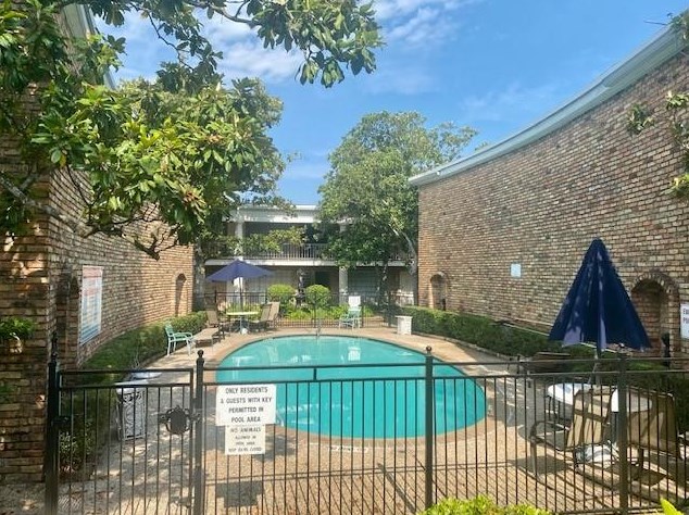 2101 Fountain View Dr, Houston TX  77057-3601 exterior
