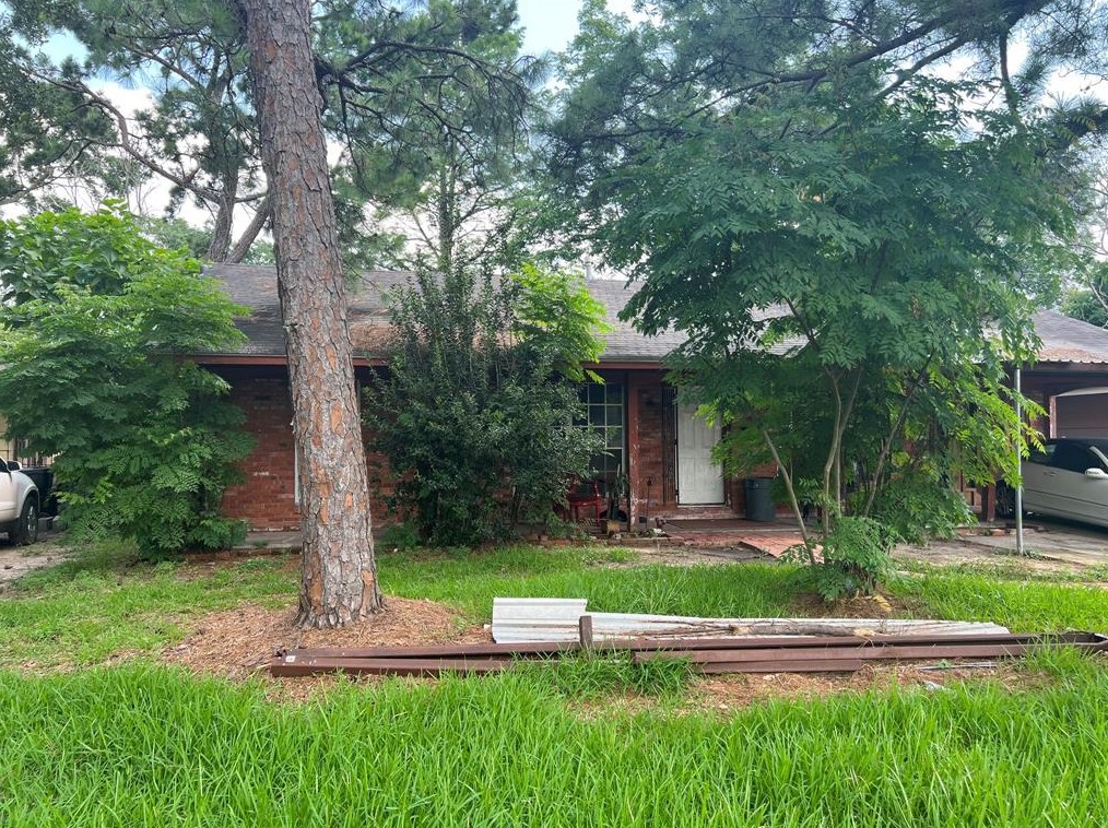 5846 Flamingo Dr, Houston TX  77033-2210 exterior