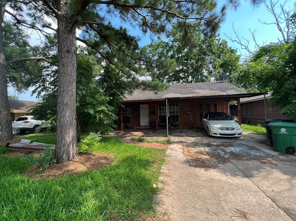 5846 Flamingo Dr, Houston TX  77033-2210 exterior