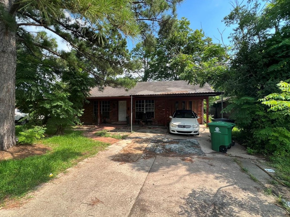 5846 Flamingo Dr, Houston TX  77033-2210 exterior