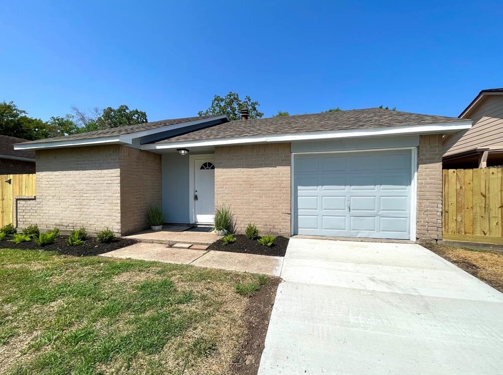 10718 Parkland Woods Dr, Sugar Land TX  77498-1733 exterior