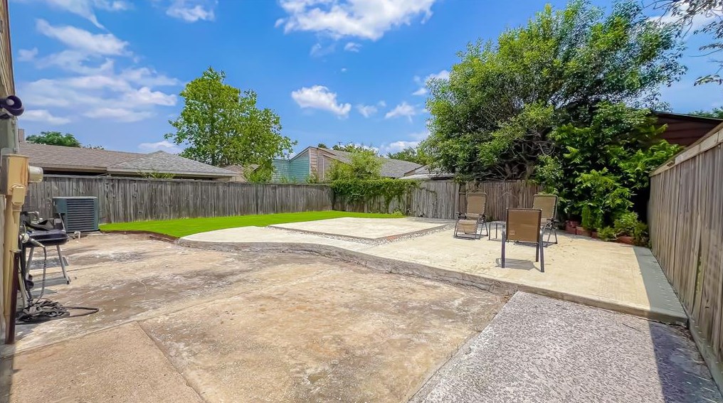 4243 Sun Mdw Dr, Houston TX  77072-1453 exterior