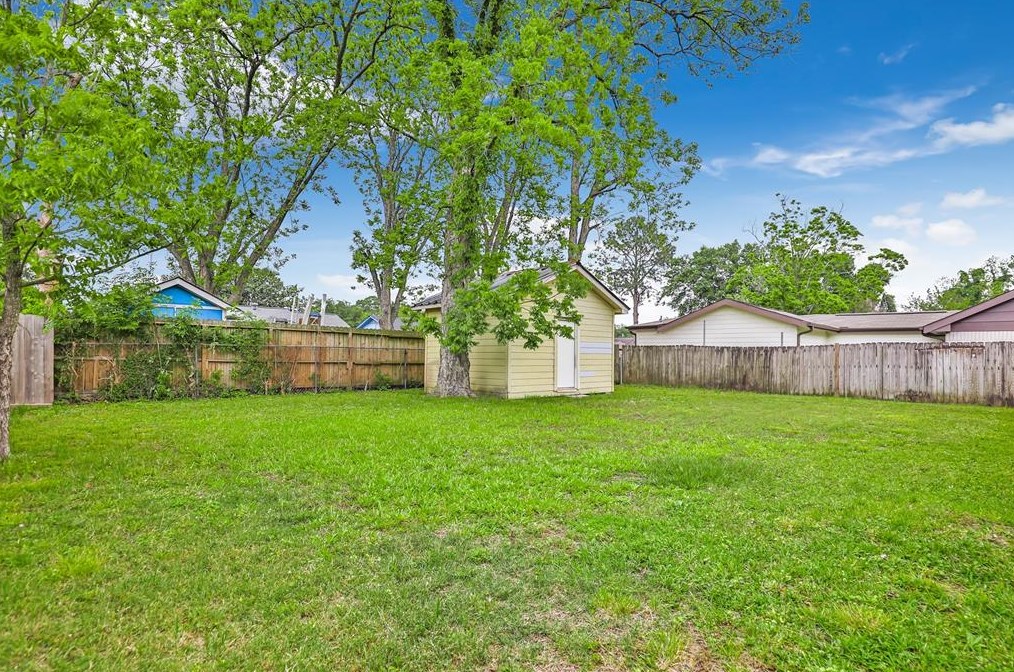 8626 Cottage Gate Ln, Houston TX  77088-5000 exterior