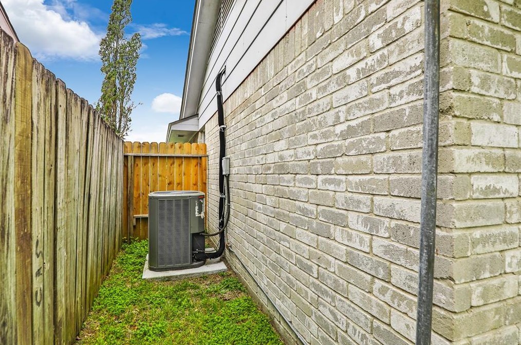 8626 Cottage Gate Ln, Houston TX  77088-5000 exterior