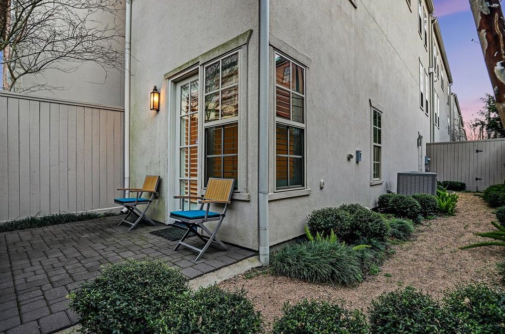 2118 Briarglen Dr, Houston TX  77027-3712 exterior