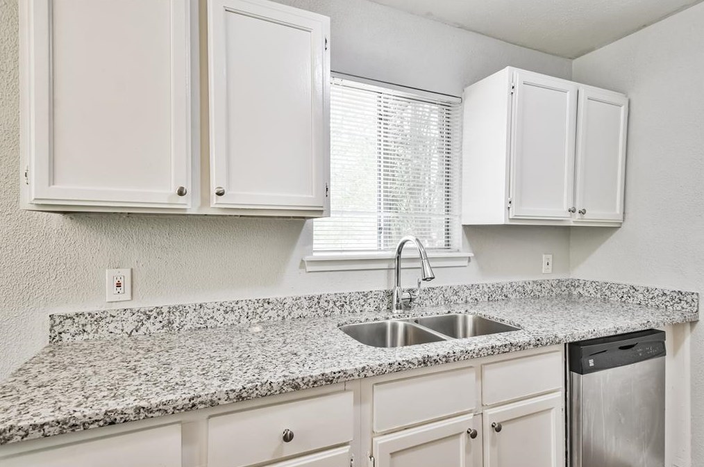 8743 Vly Flag Dr, Houston TX  77078-3738 exterior
