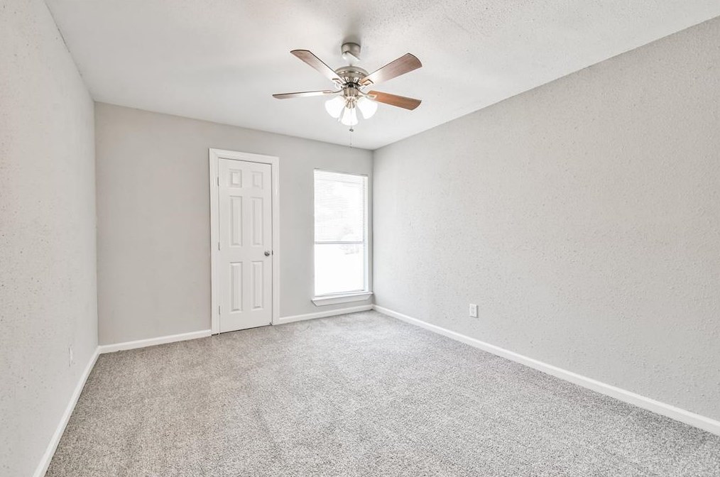 8743 Vly Flag Dr, Houston TX  77078-3738 exterior