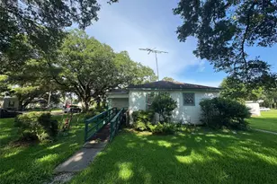 416 Baker Cir, Ames, TX 77575 - Photo 3