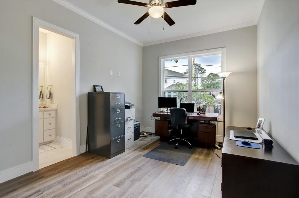 1010 T C Jester Blvd, Houston TX  77007-1126 exterior
