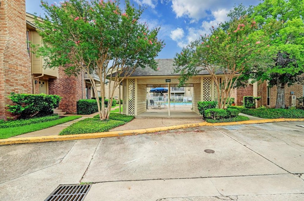 1515 Sandy Springs Rd, Houston TX  77042-6302 exterior