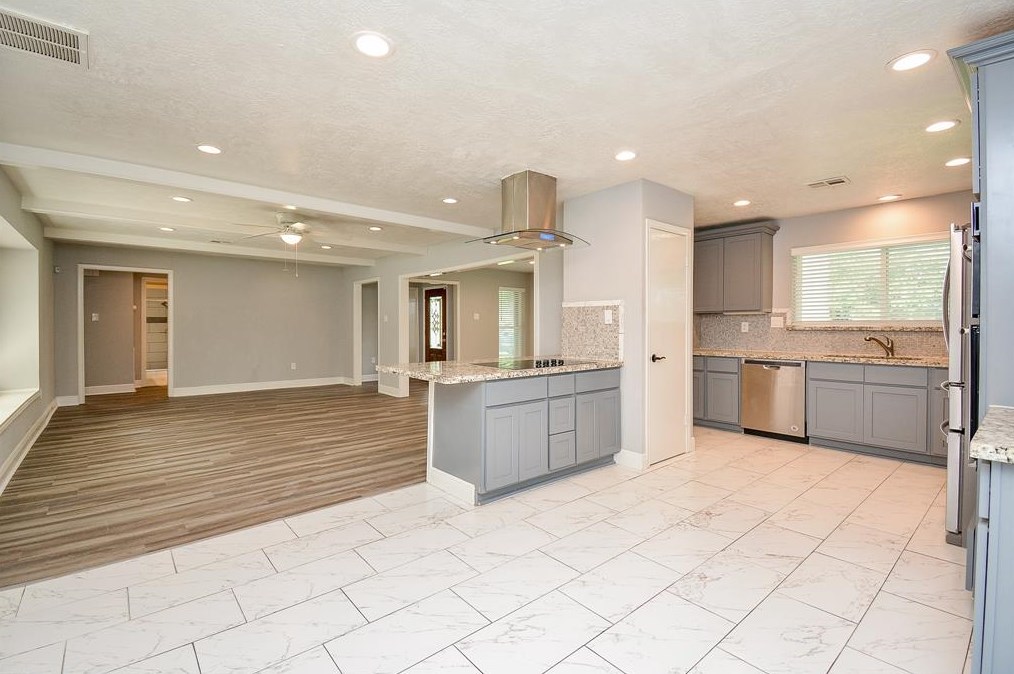 1727 Ashford Holw Ln, Houston TX  77077-5814 exterior