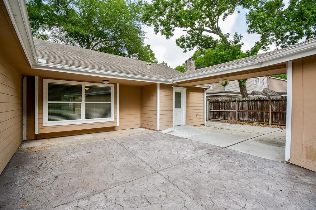 1727 Ashford Holw Ln, Houston TX  77077-5814 exterior