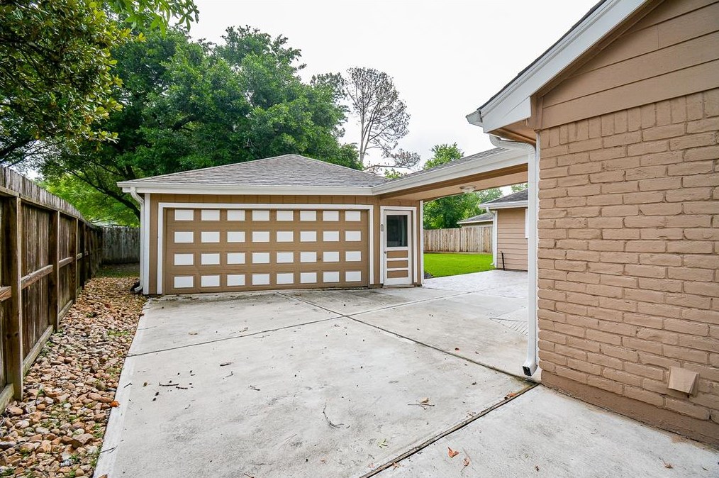 1727 Ashford Holw Ln, Houston TX  77077-5814 exterior