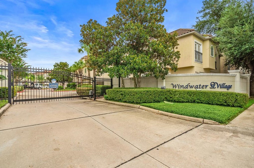 6035 Stoney Brook Dr, Houston TX  77036-3216 exterior