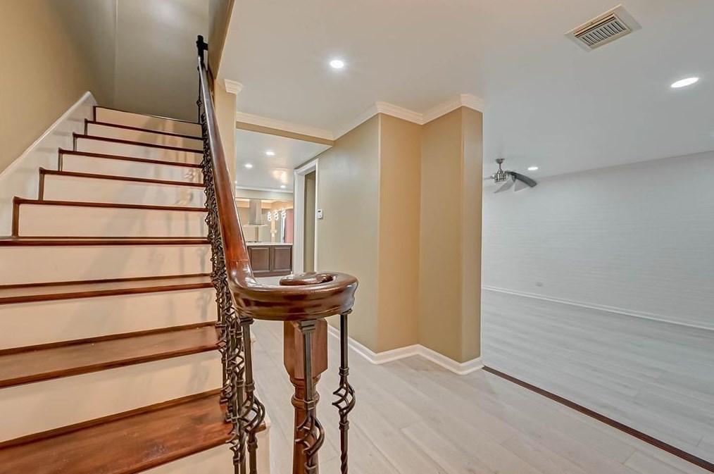 7506 Del Monte Dr, Houston TX  77063-1907 exterior