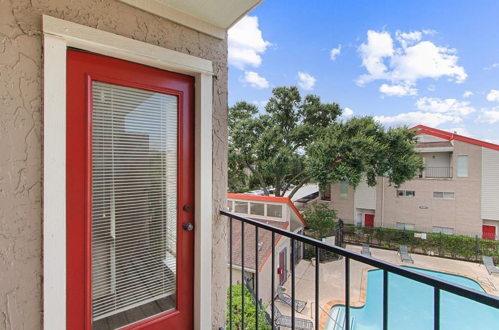 10855 Meadowglen Ln, Houston TX  77042-4000 exterior