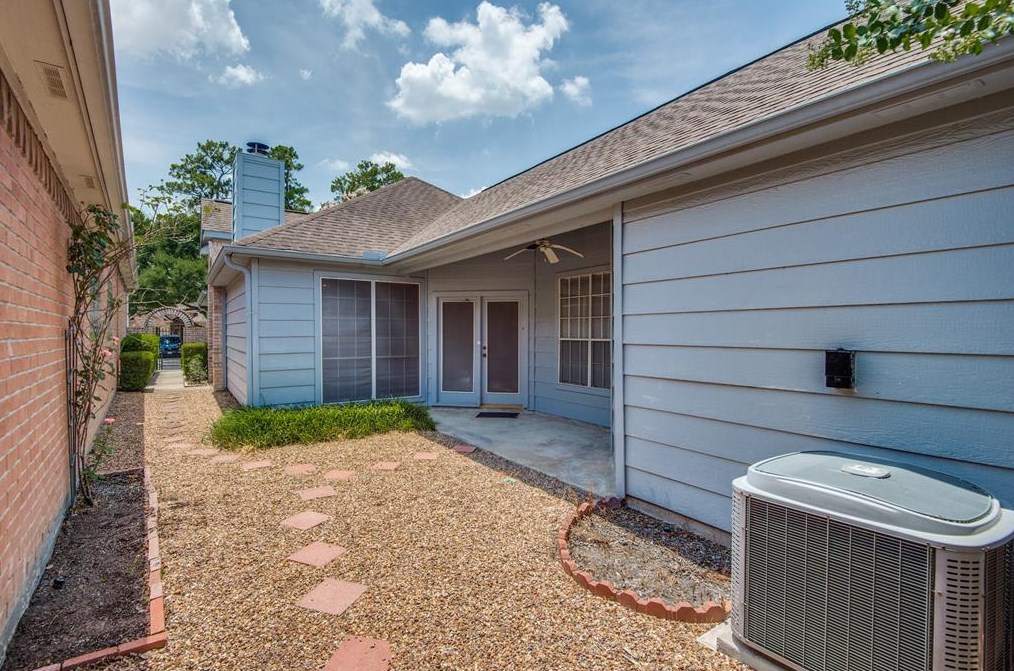 6910 Queensclub Dr, Houston TX 77069-1204 exterior