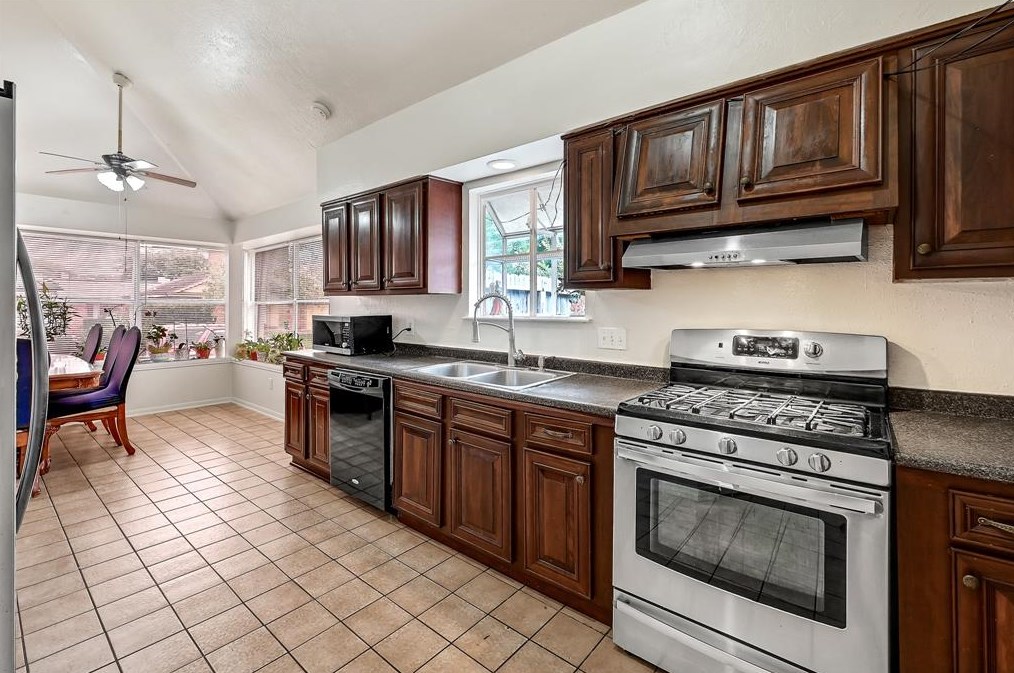 9302 Stonecreek Ln, Houston TX  77036-8613 exterior