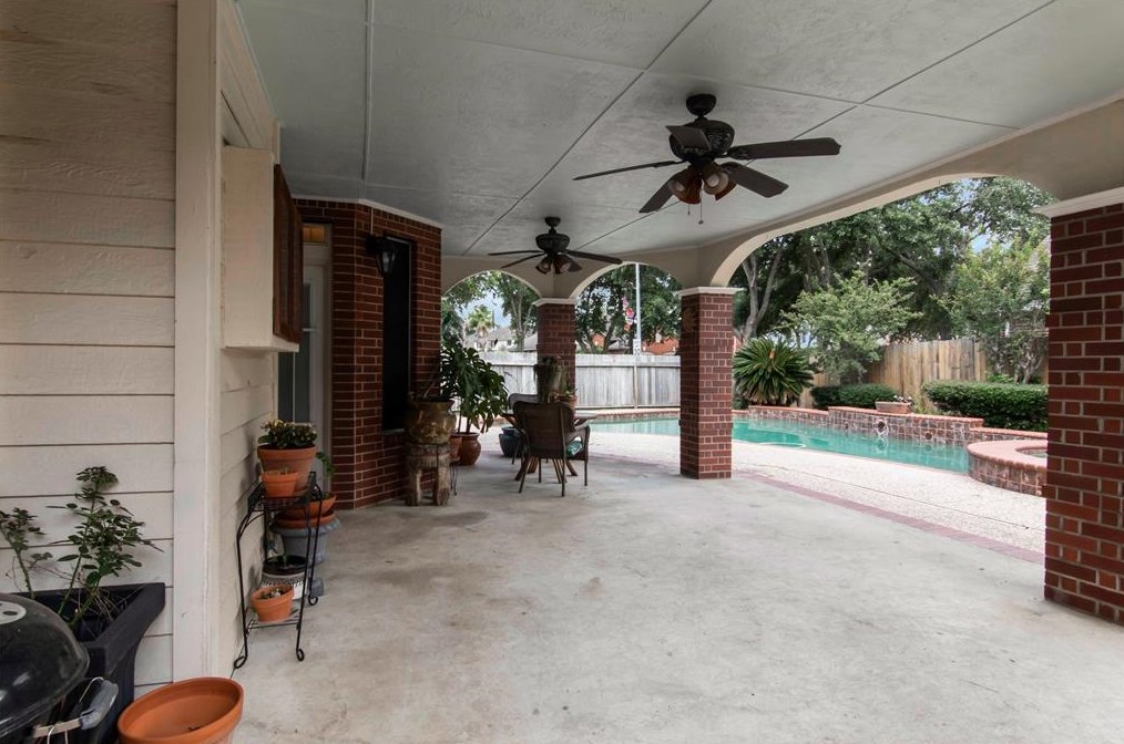 1603 Almond Brk Ln, Houston TX  77062-8015 exterior