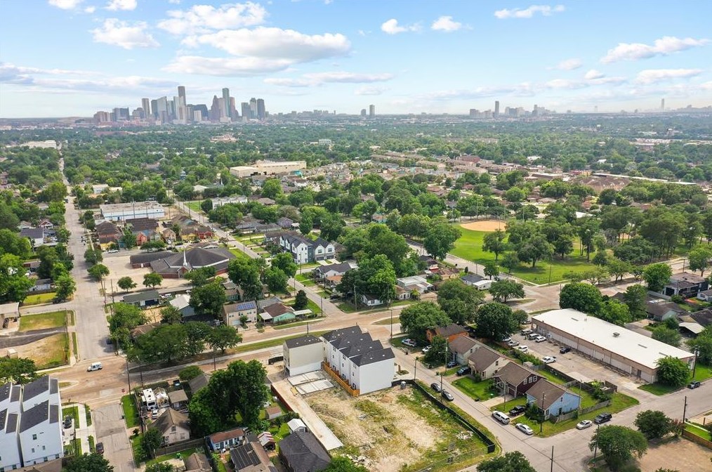 4810 Cochran, Houston TX  77009-2115 exterior