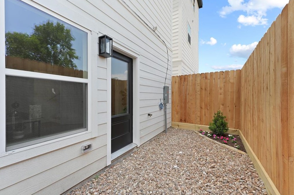 4810 Cochran, Houston TX  77009-2115 exterior