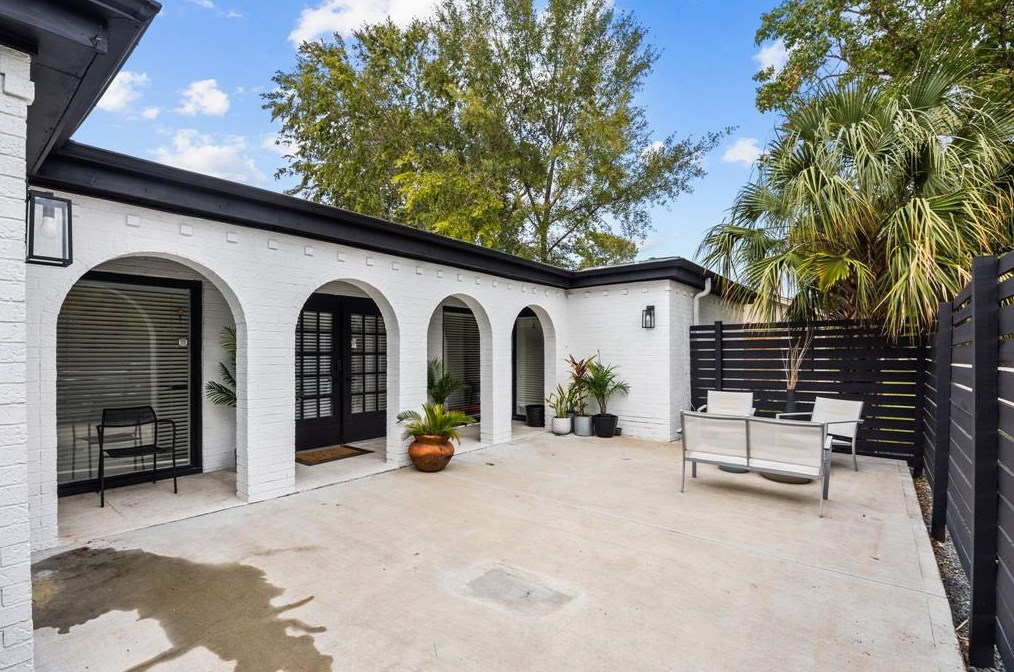 7902 Richmond Ave, Houston TX  77063-6156 exterior