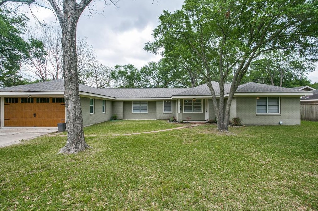 1714 Springwood Dr, Houston TX  77055-3140 exterior
