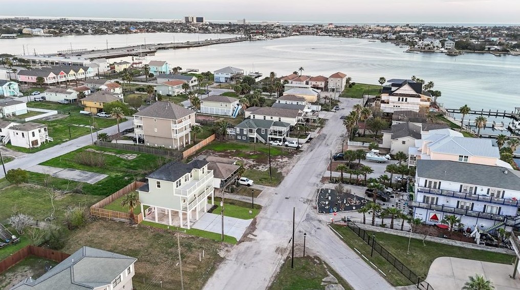 1102 64 St, Galveston TX 77551-1043 exterior