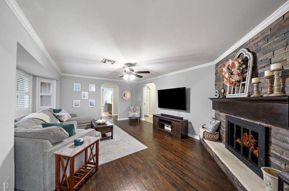 1206 Shadeland Dr, Houston TX  77043-4226 exterior