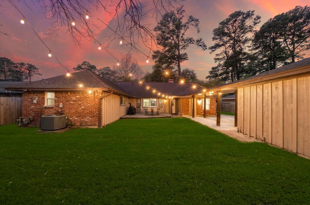 1206 Shadeland Dr, Houston TX  77043-4226 exterior