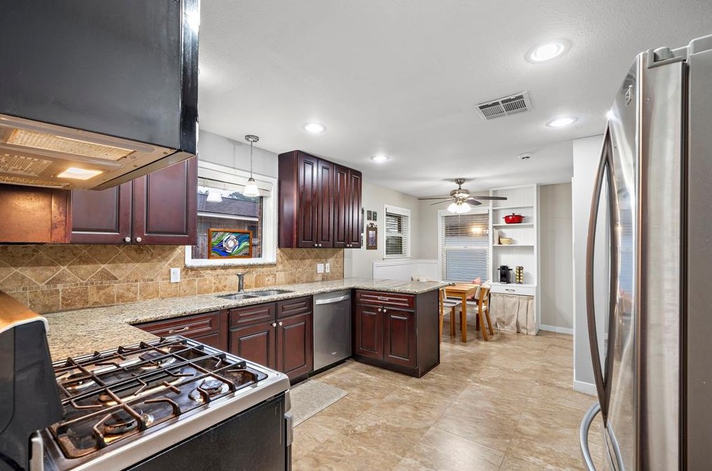 1206 Shadeland Dr, Houston TX  77043-4226 exterior