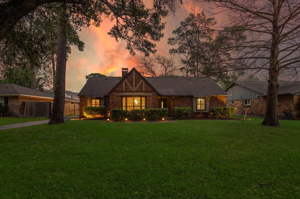1206 Shadeland Dr, Houston TX  77043-4226 exterior