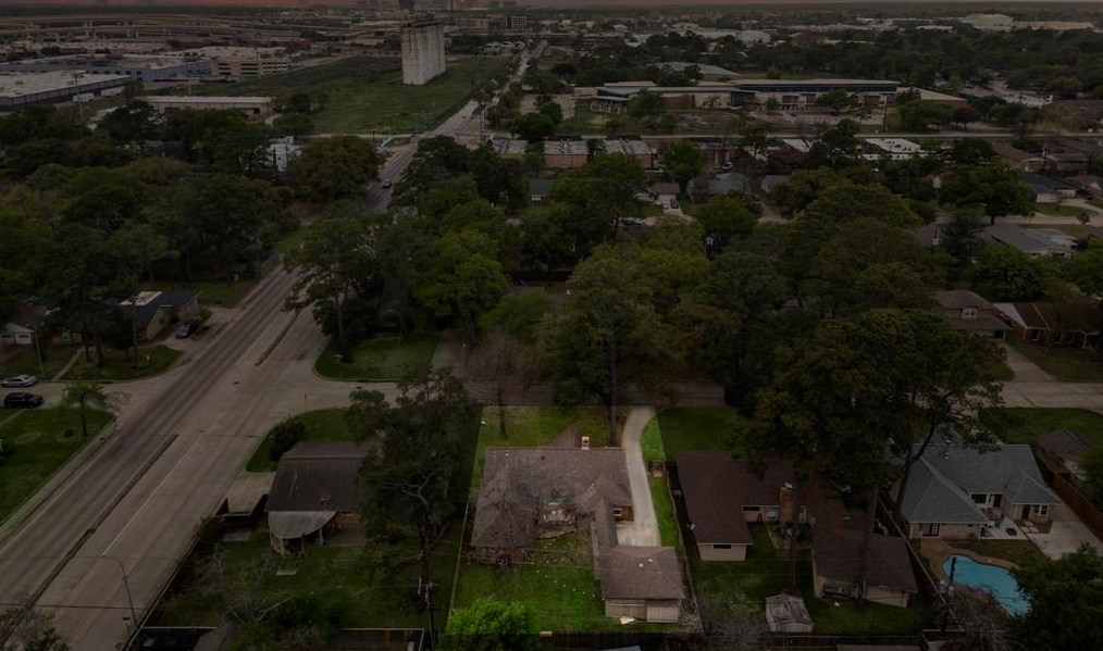 1206 Shadeland Dr, Houston TX  77043-4227 exterior