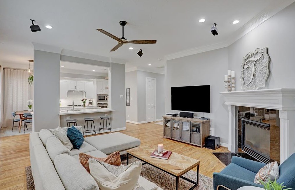 2662 Shady Acres Lndg, Houston TX  77008-7078 exterior