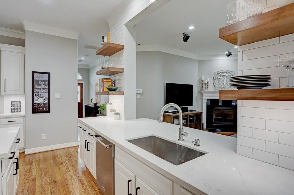 2662 Shady Acres Lndg, Houston TX  77008-7078 exterior