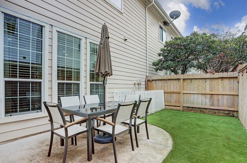 2662 Shady Acres Lndg, Houston TX  77008-7078 exterior