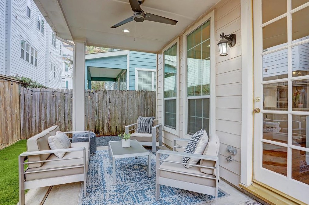 2662 Shady Acres Lndg, Houston TX  77008-7078 exterior