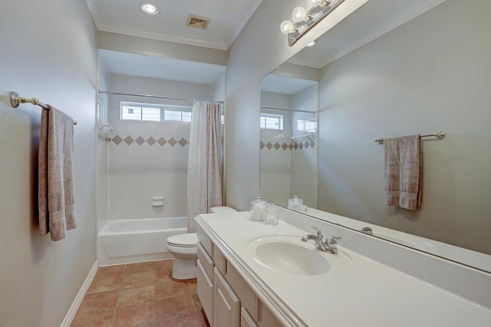 2662 Shady Acres Lndg, Houston TX  77008-7078 exterior