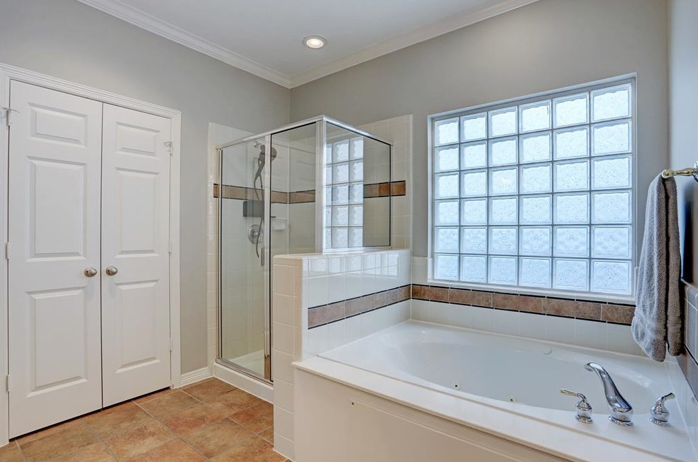 2662 Shady Acres Lndg, Houston TX  77008-7078 exterior