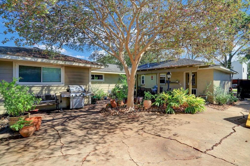 3746 Childress St, Houston TX  77005-1112 exterior