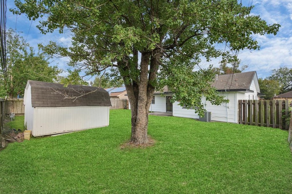 13918 Hollypark Dr, Houston TX  77015-3008 exterior