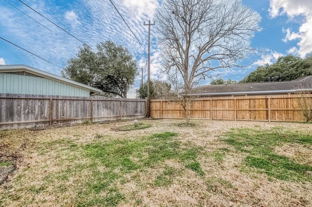 5446 Kingfisher Dr, Houston TX  77096-6111 exterior