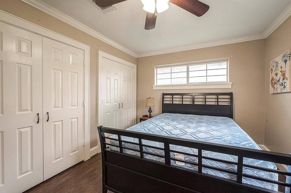 5446 Kingfisher Dr, Houston TX  77096-6111 exterior